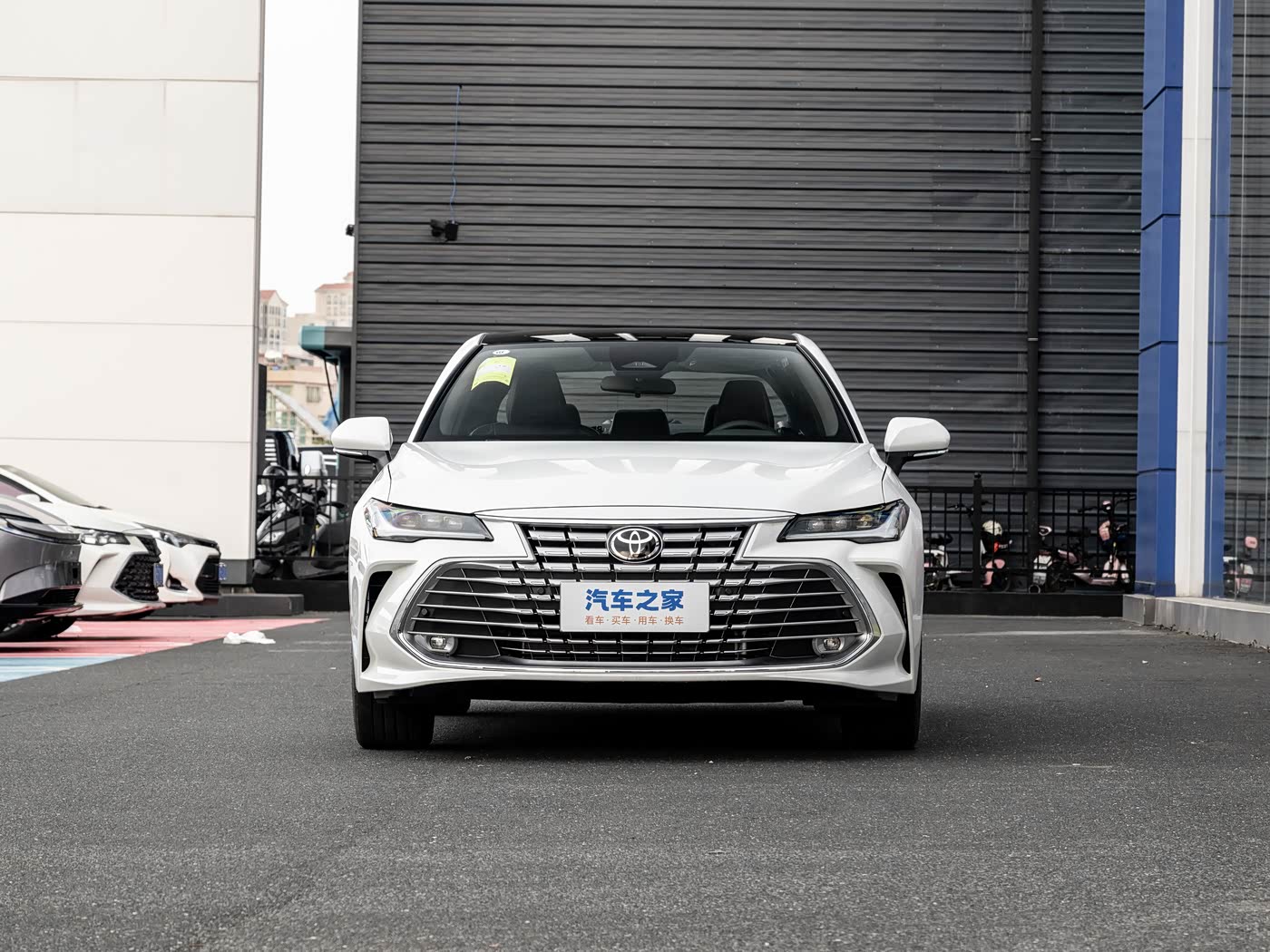 Toyota Avalon Image 2