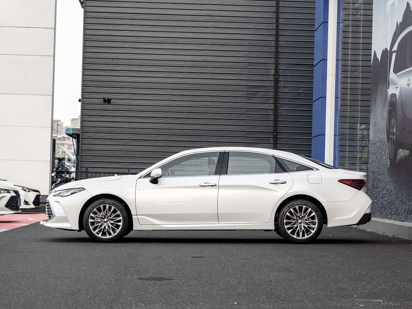 Toyota Avalon Image 3