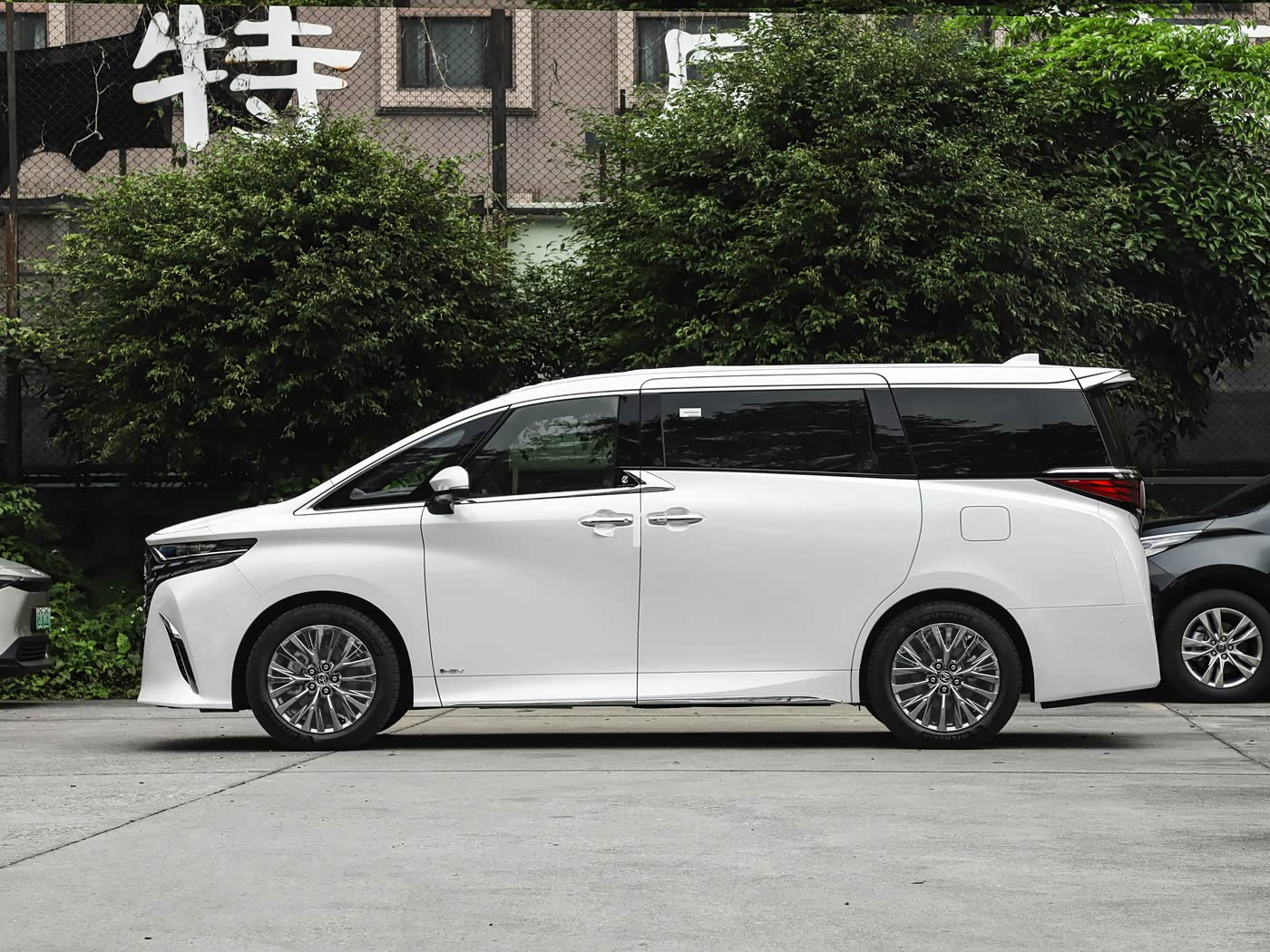 Toyota Alphard Image 3