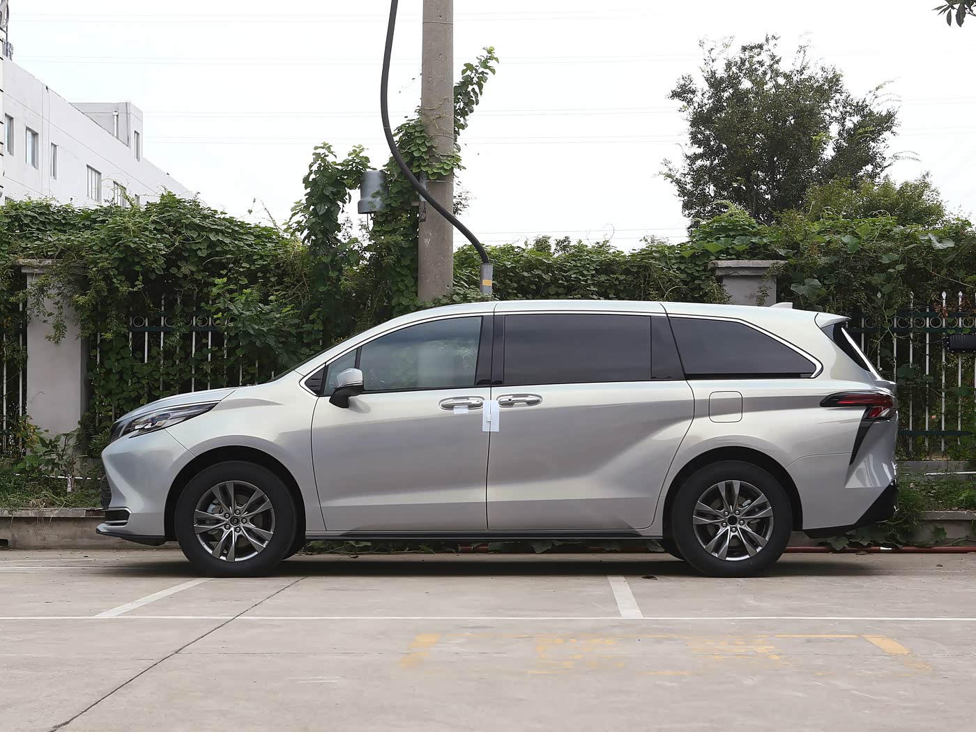 Toyota Sienna Image 3