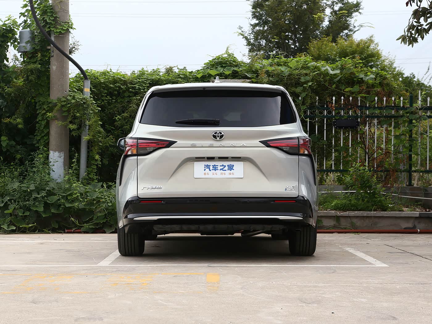 Toyota Sienna Image 4